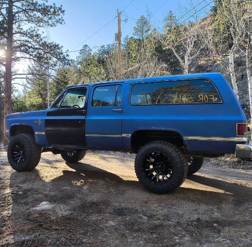 Chevrolet-Suburban-1982-Blue-1