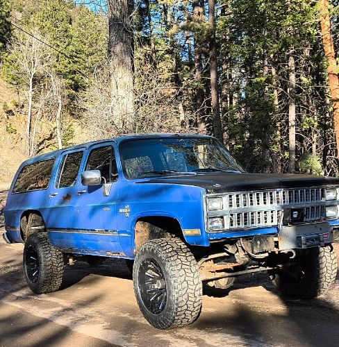 Chevrolet-Suburban-1982-Blue-4