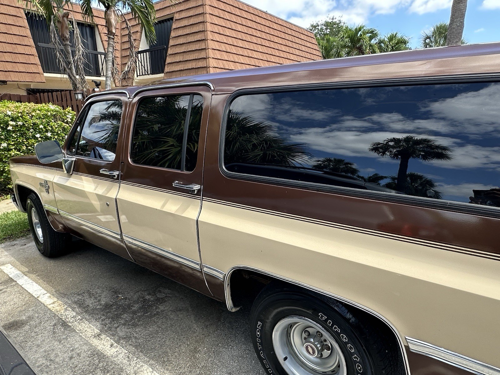 Chevrolet-Suburban-1988-SUV-1