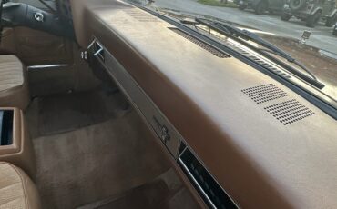 Chevrolet-Suburban-1988-SUV-10