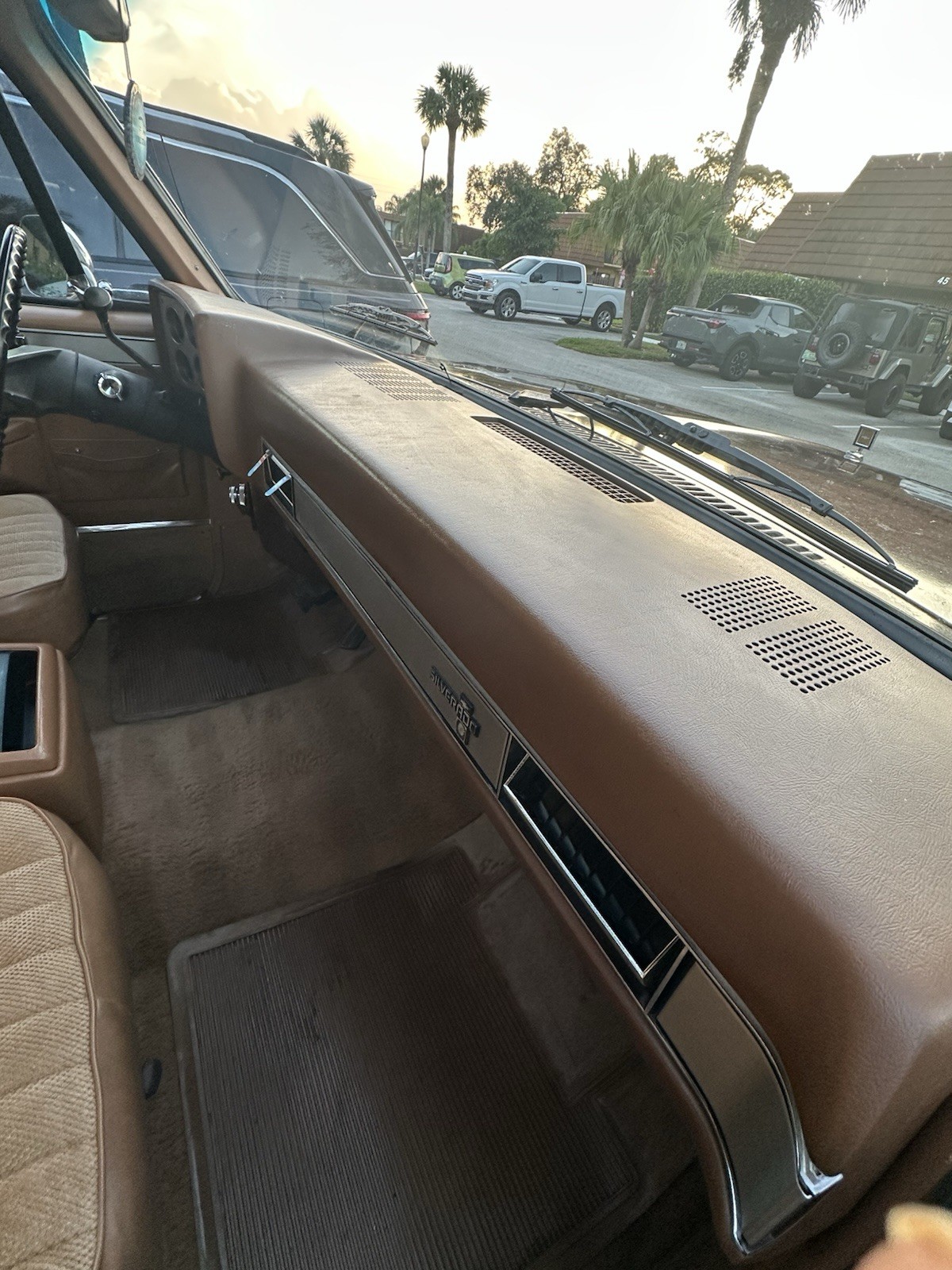Chevrolet-Suburban-1988-SUV-10