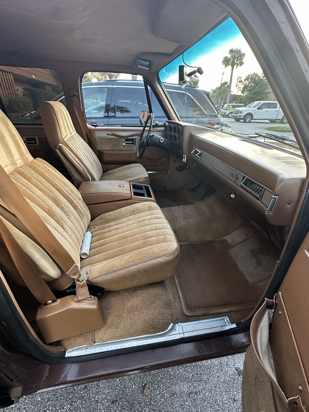 Chevrolet-Suburban-1988-SUV-13