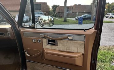 Chevrolet-Suburban-1988-SUV-14