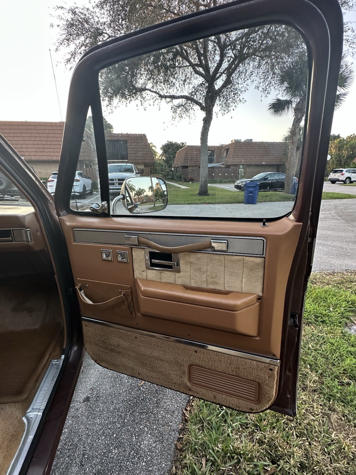 Chevrolet-Suburban-1988-SUV-14