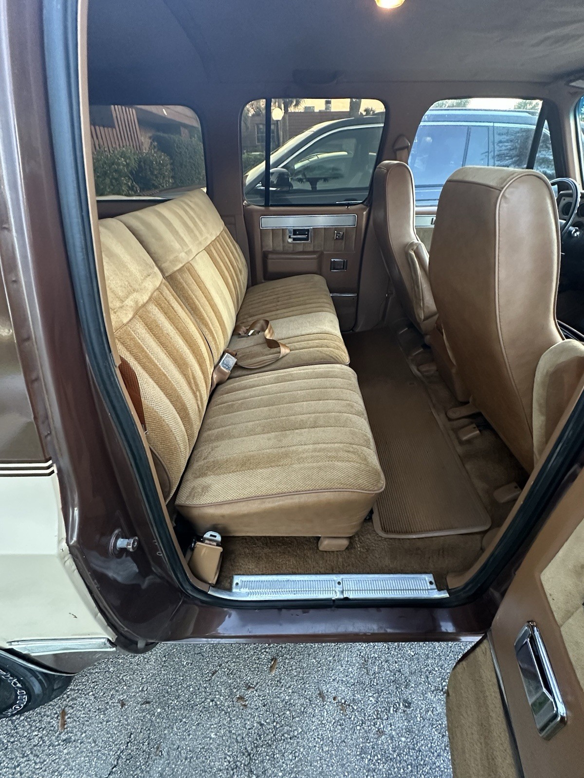Chevrolet-Suburban-1988-SUV-16