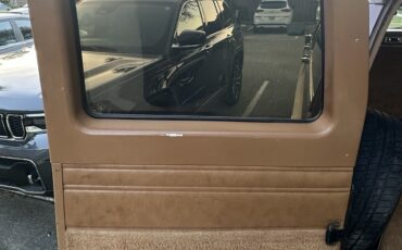 Chevrolet-Suburban-1988-SUV-17