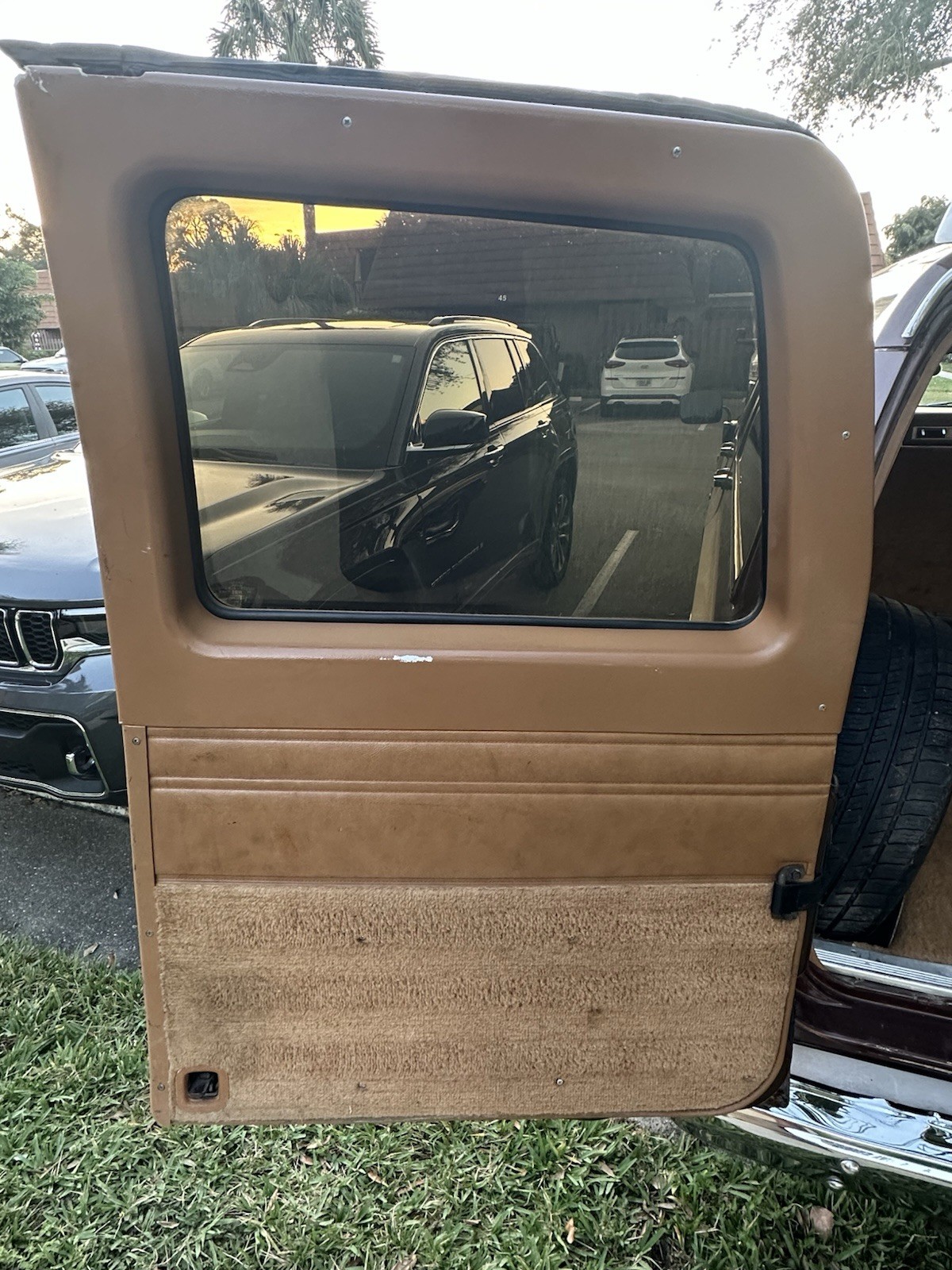 Chevrolet-Suburban-1988-SUV-17