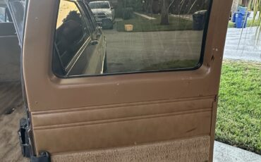 Chevrolet-Suburban-1988-SUV-18