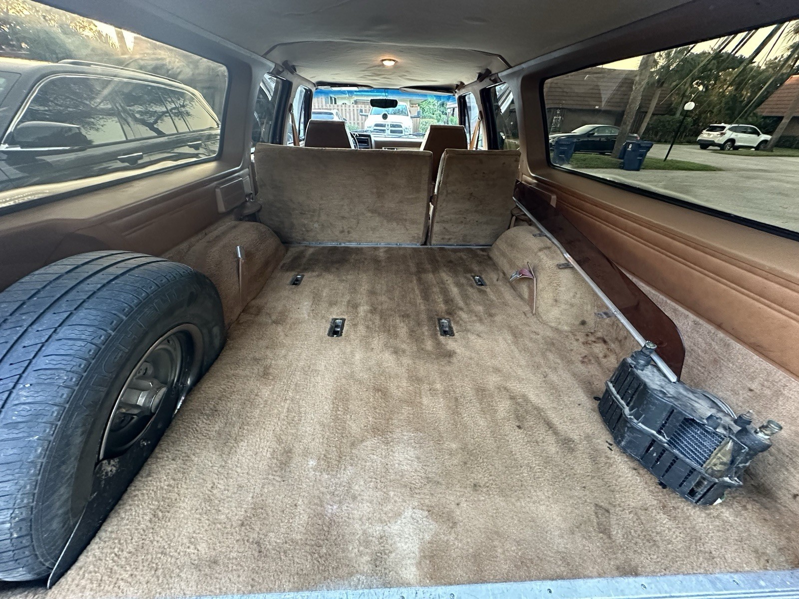 Chevrolet-Suburban-1988-SUV-19