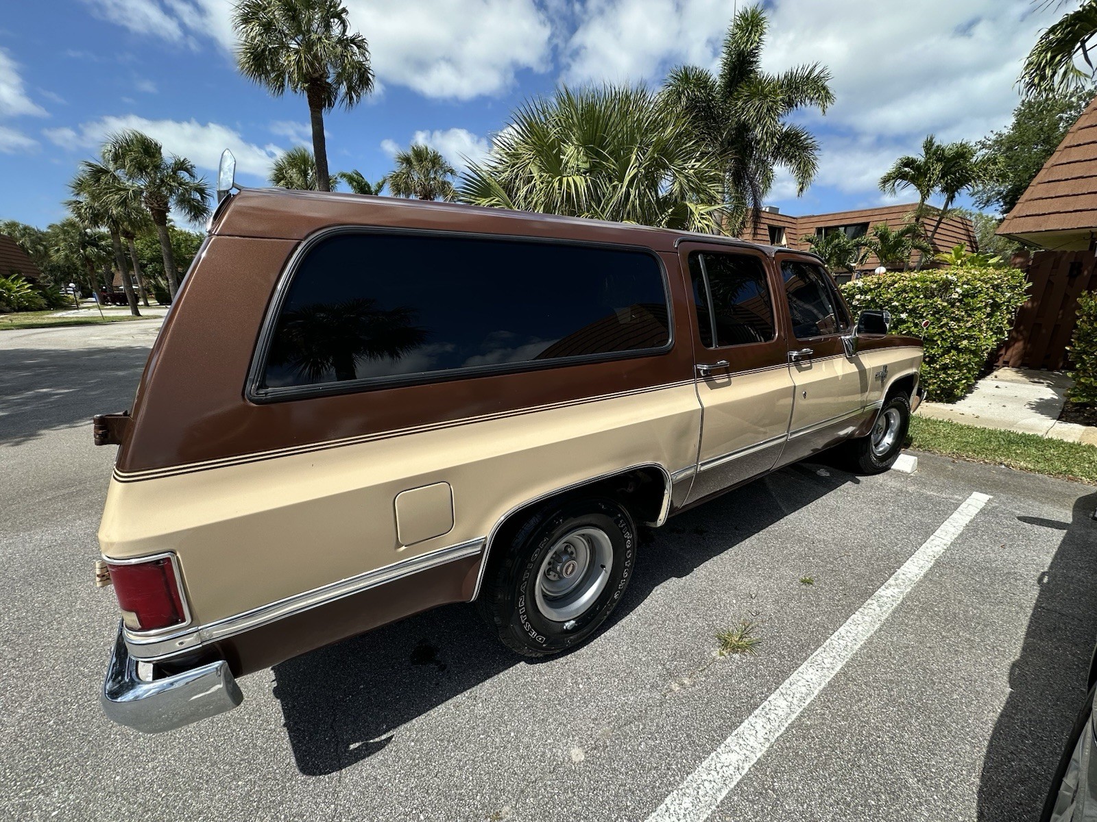 Chevrolet-Suburban-1988-SUV-2