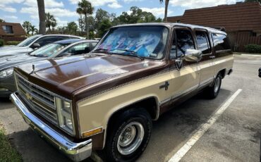 Chevrolet-Suburban-1988-SUV