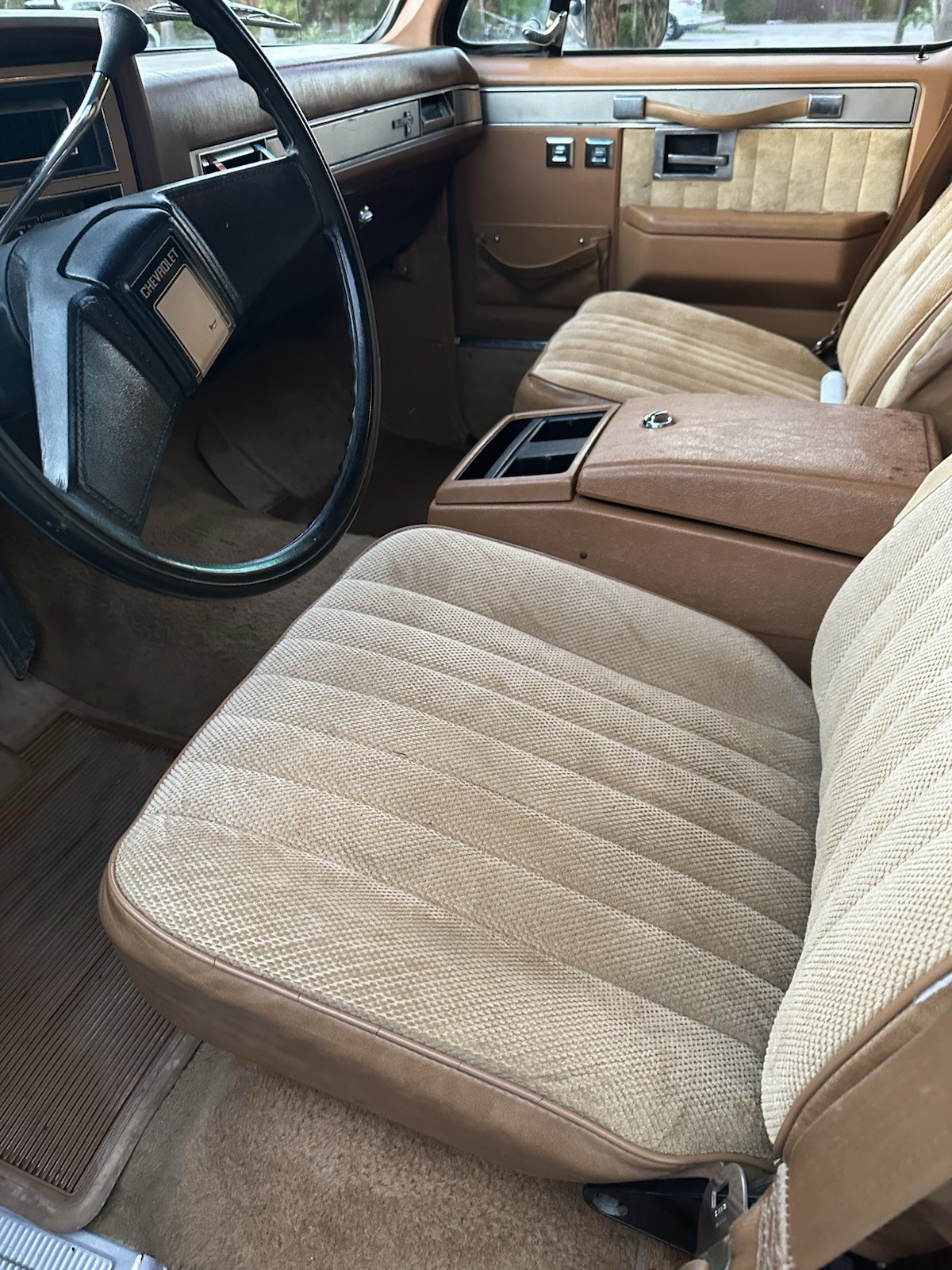 Chevrolet-Suburban-1988-SUV-5