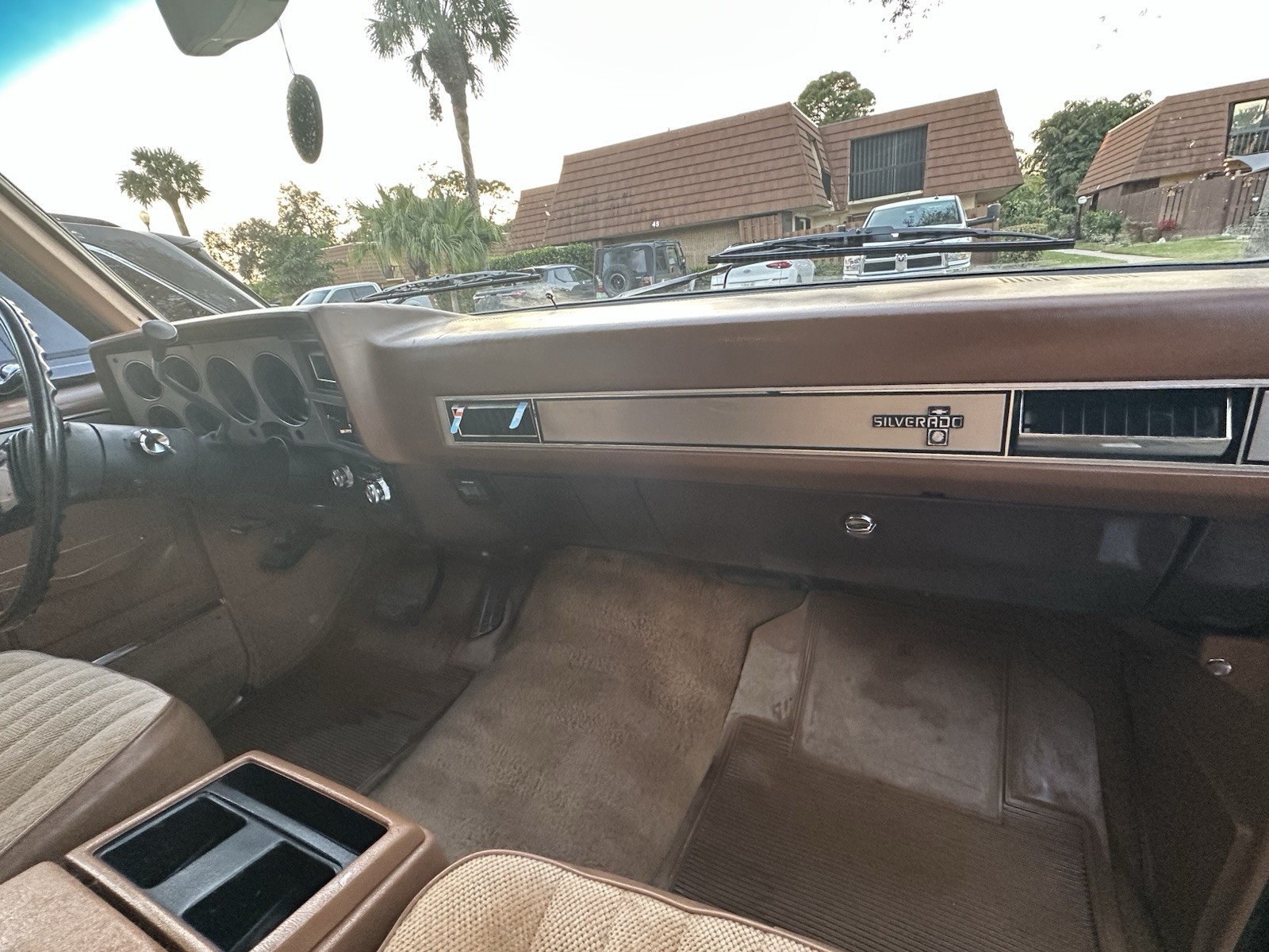 Chevrolet-Suburban-1988-SUV-9