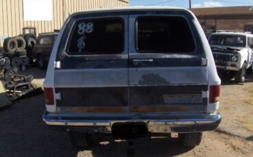 Chevrolet-Suburban-1988-White-2