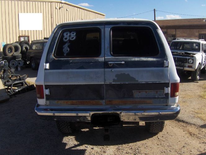 Chevrolet-Suburban-1988-White-2