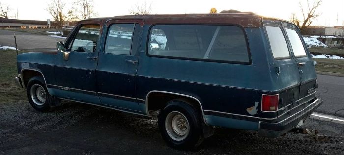Chevrolet-Suburban-1989
