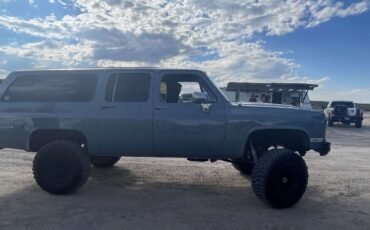 Chevrolet-Suburban-1989
