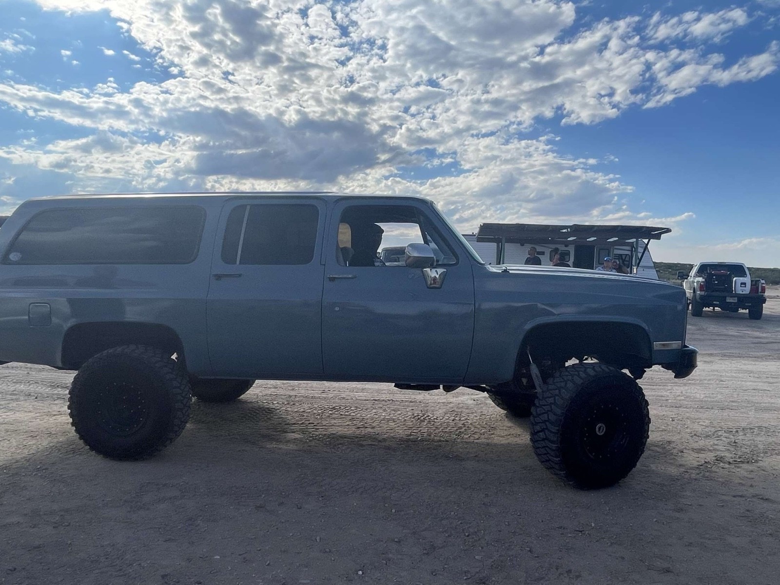 Chevrolet-Suburban-1989