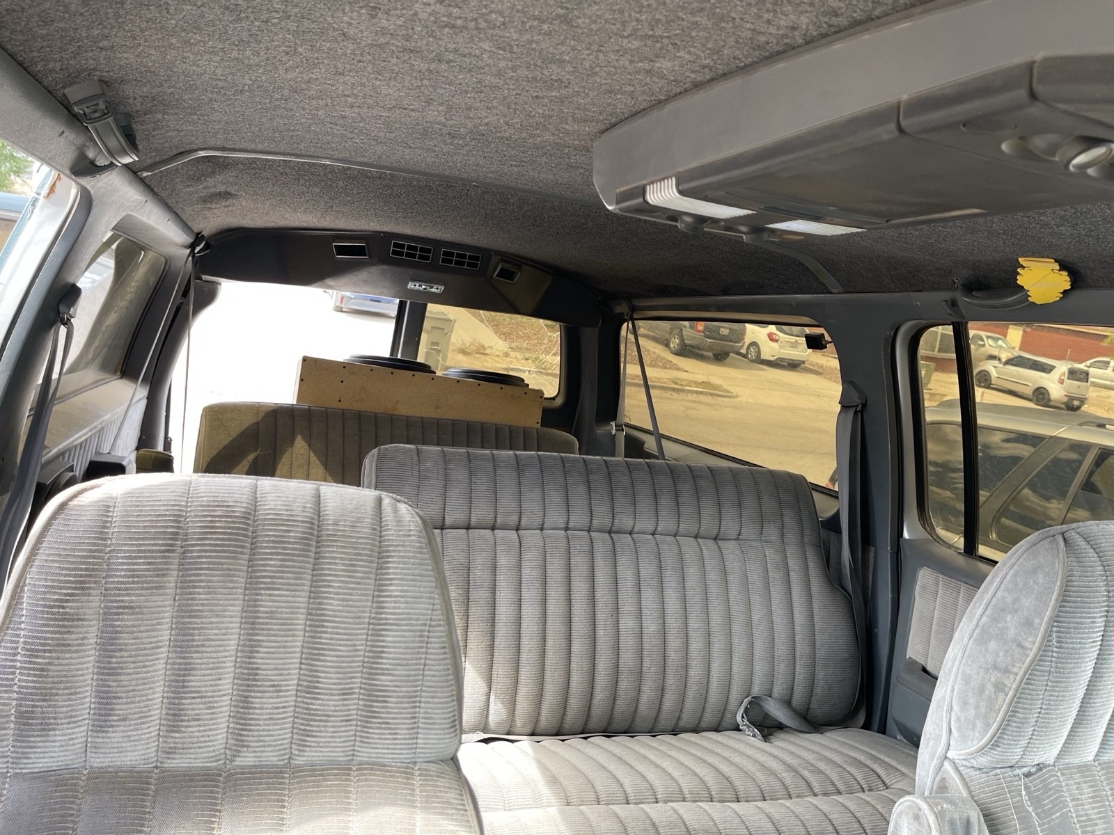Chevrolet-Suburban-1989-5
