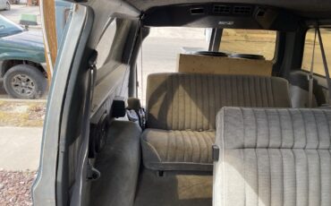 Chevrolet-Suburban-1989-6