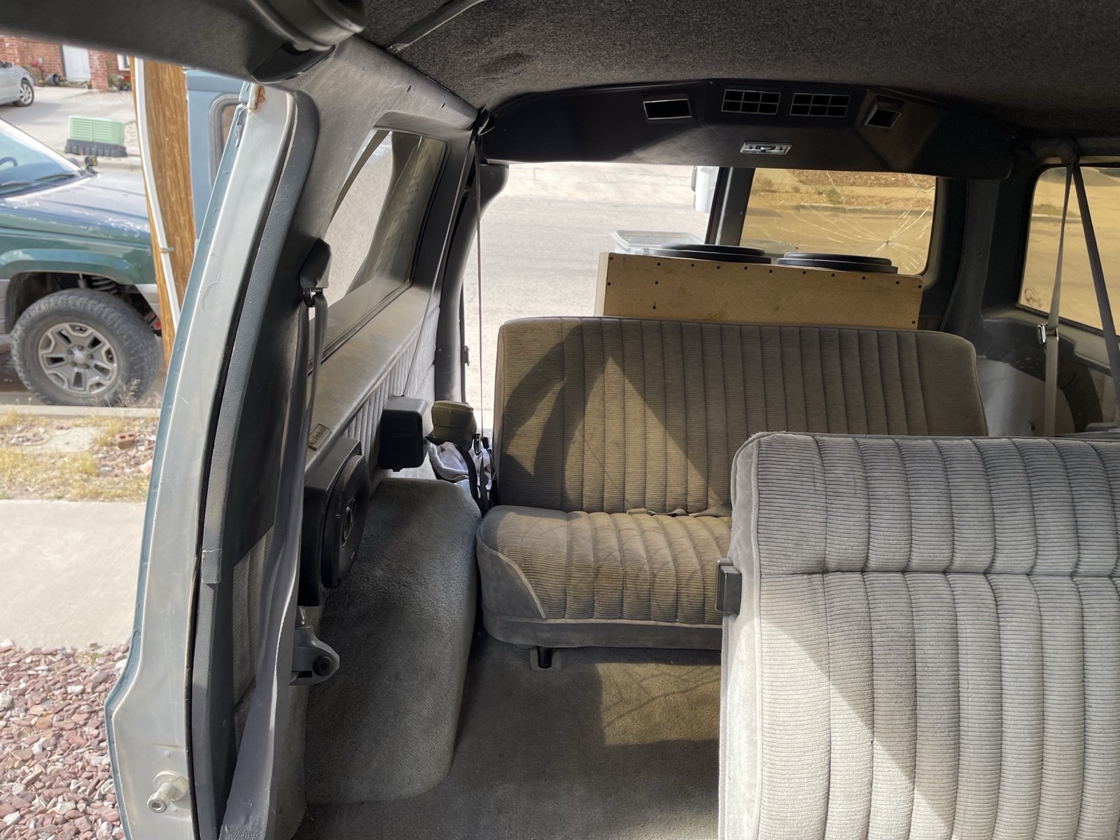 Chevrolet-Suburban-1989-6
