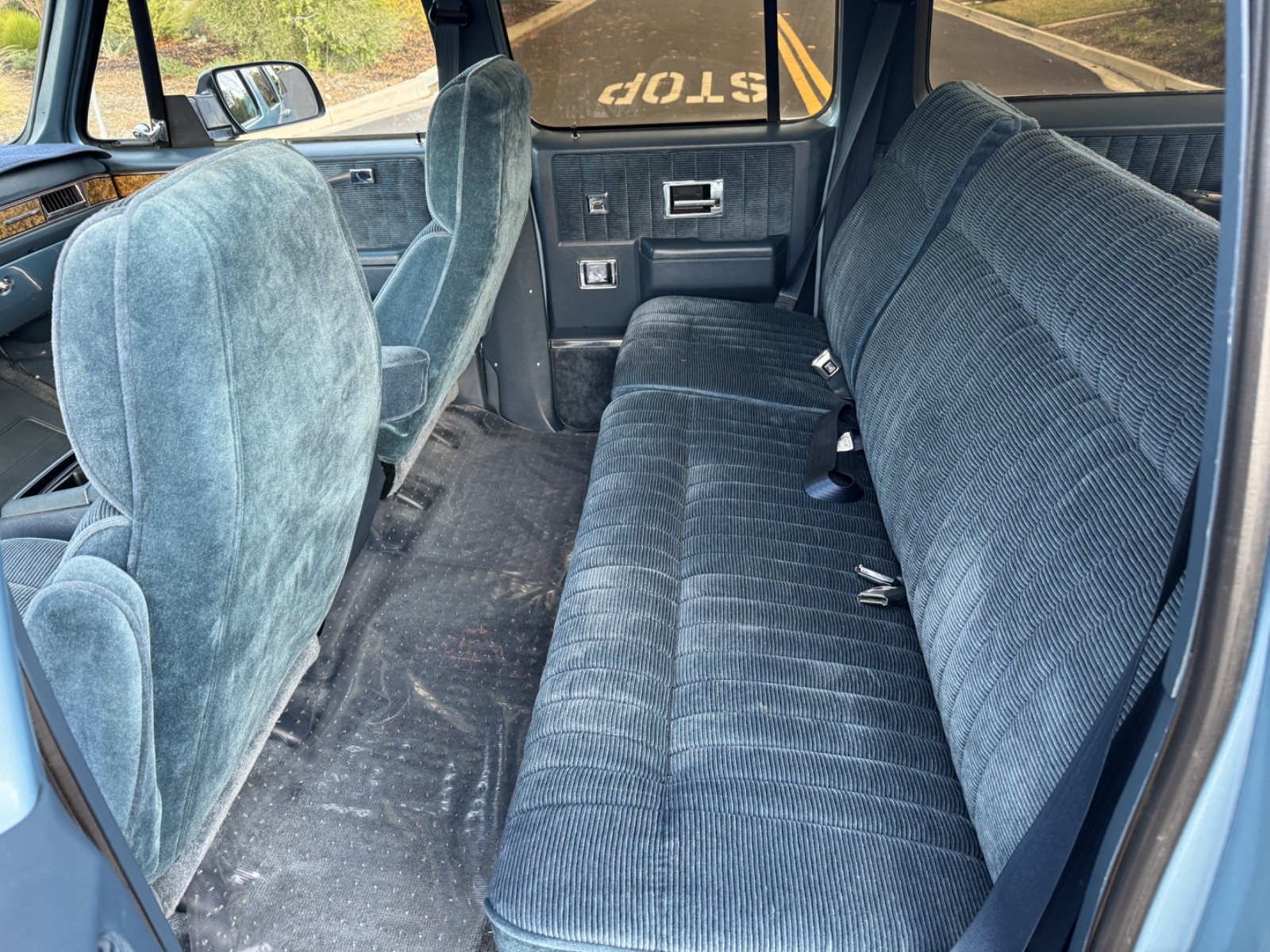 Chevrolet-Suburban-1991-SUV-13
