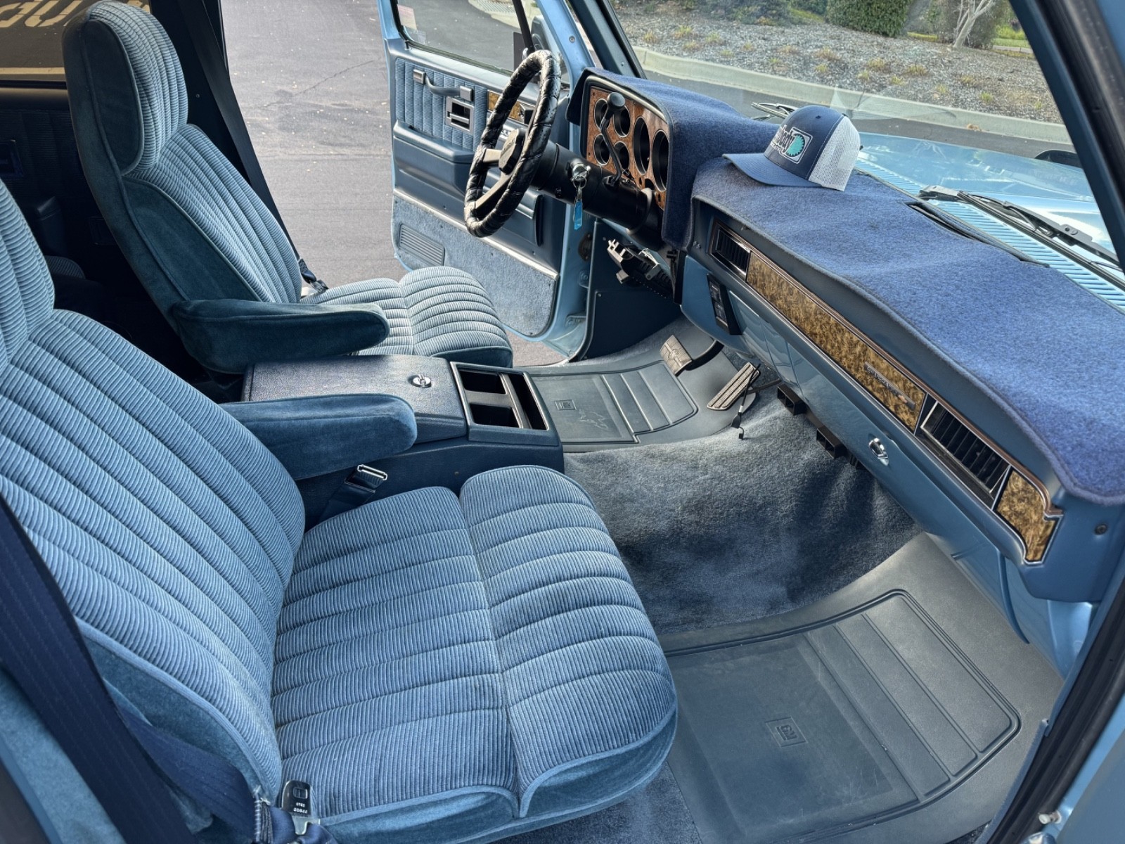 Chevrolet-Suburban-1991-SUV-14