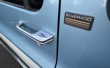 Chevrolet-Suburban-1991-SUV-15
