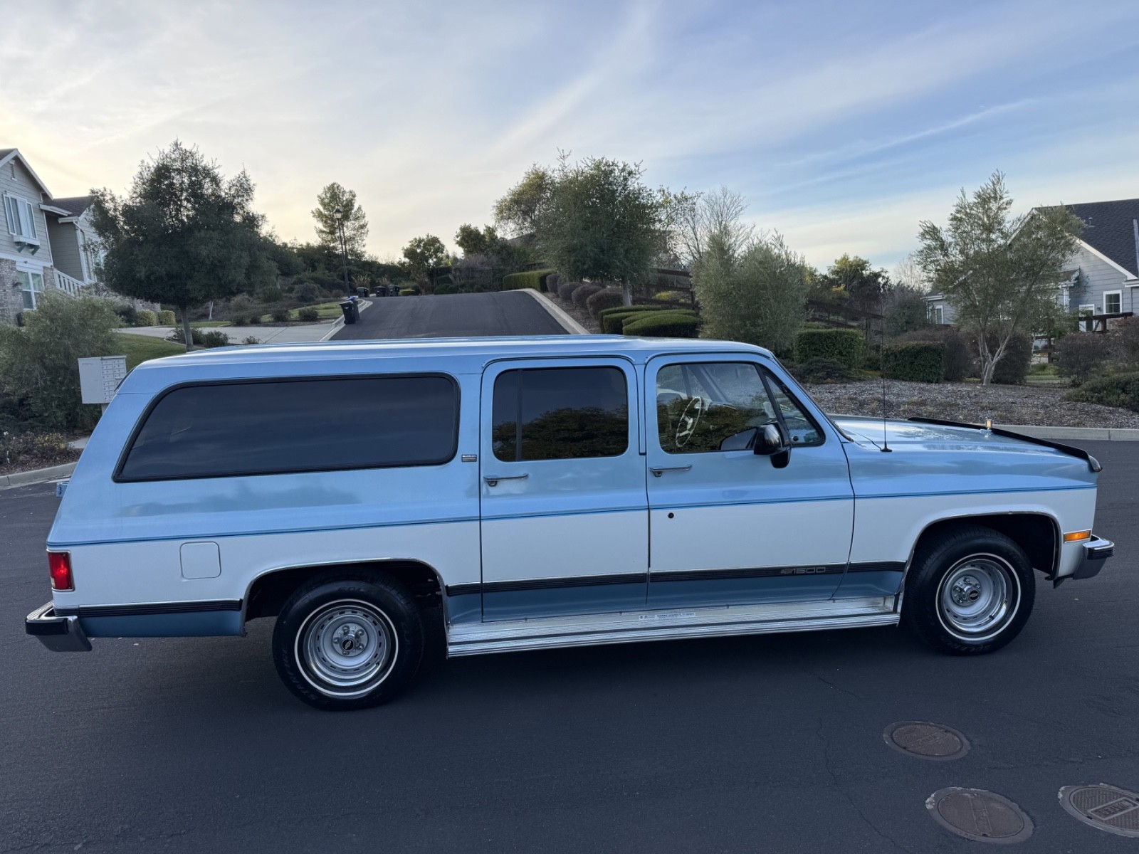 Chevrolet-Suburban-1991-SUV-4