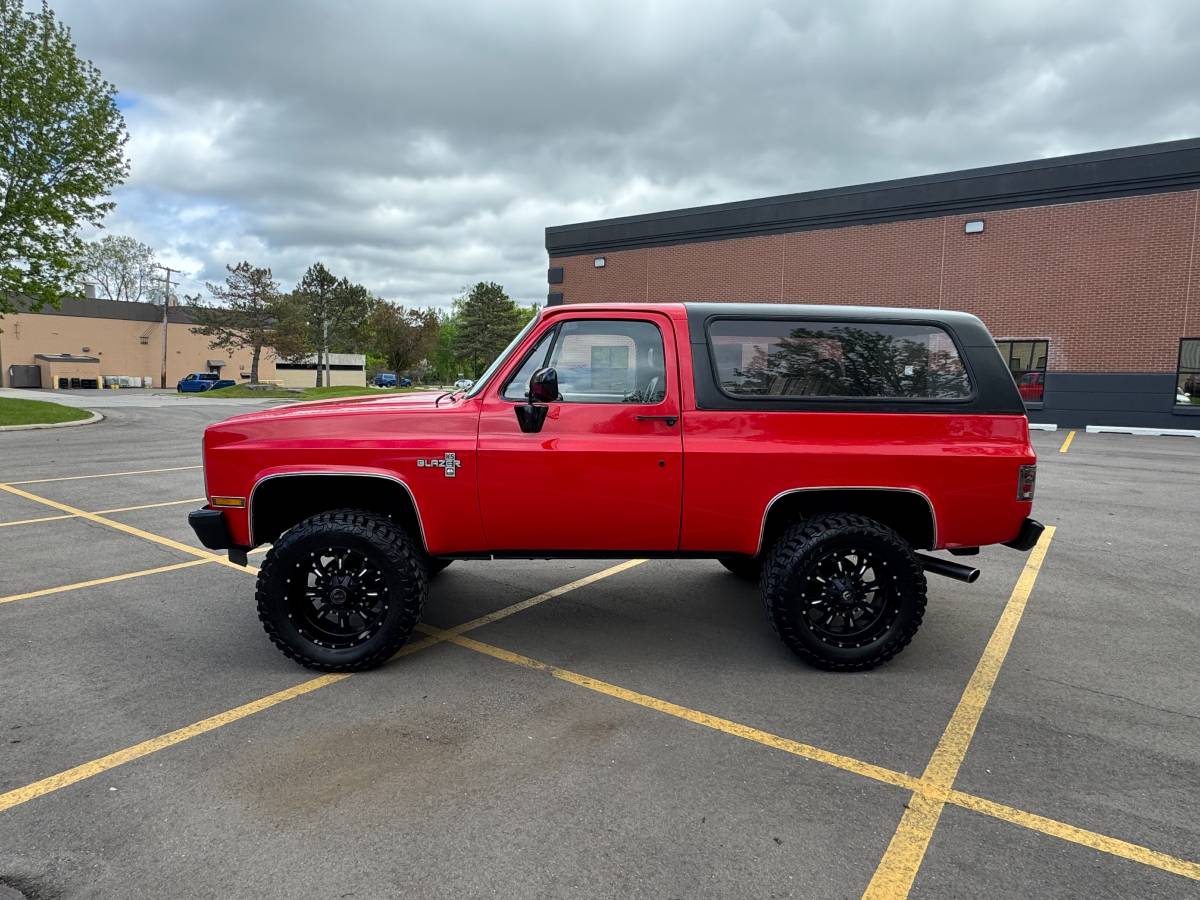 Chevrolet-blazer-1985-red-1