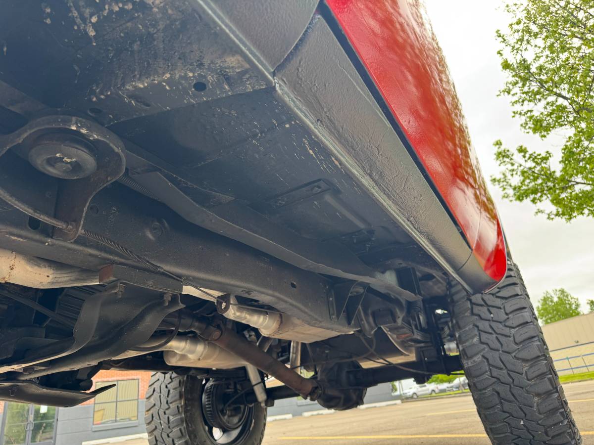 Chevrolet-blazer-1985-red-8