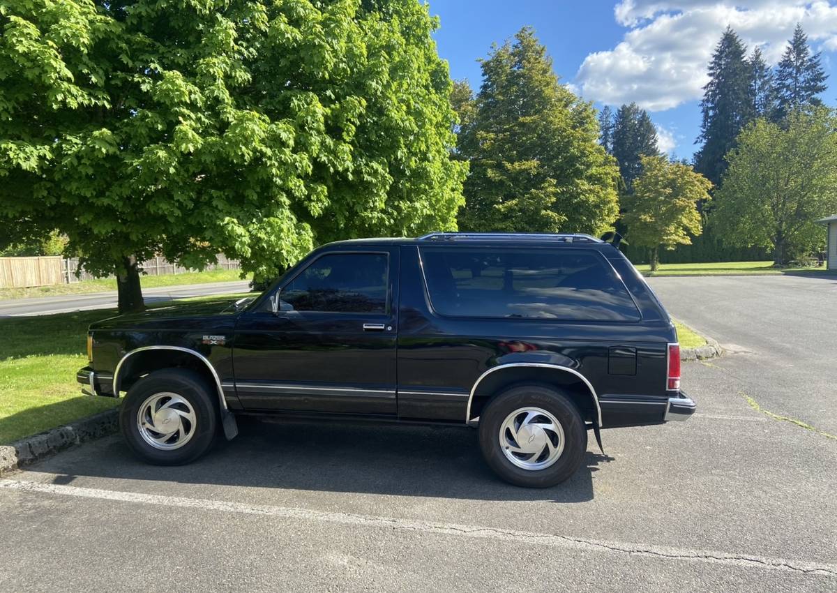 Chevrolet-blazer-1986-black-1