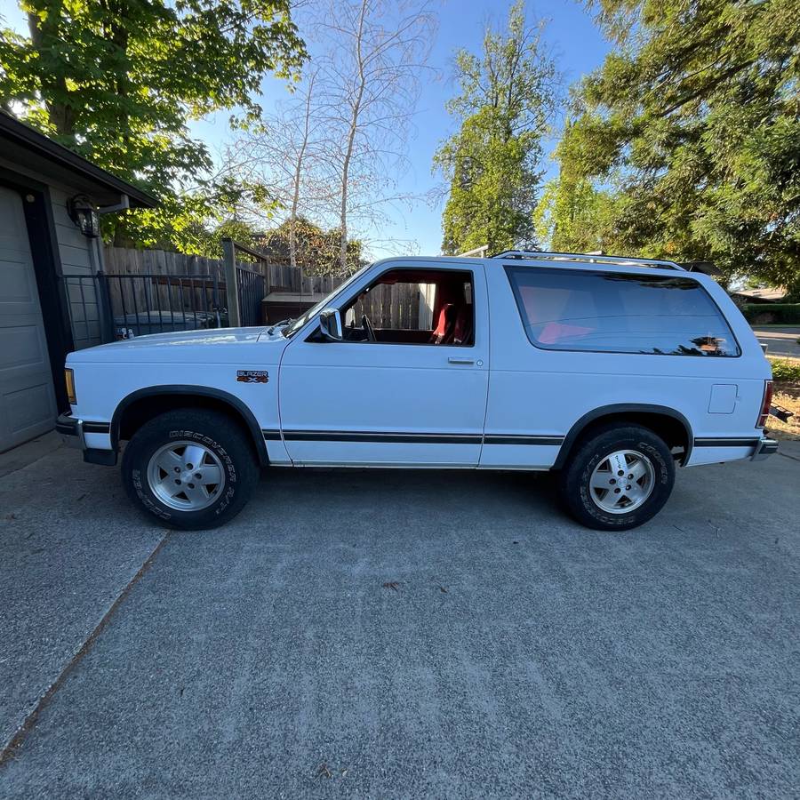 Chevrolet-blazer-s10-1986-white-4