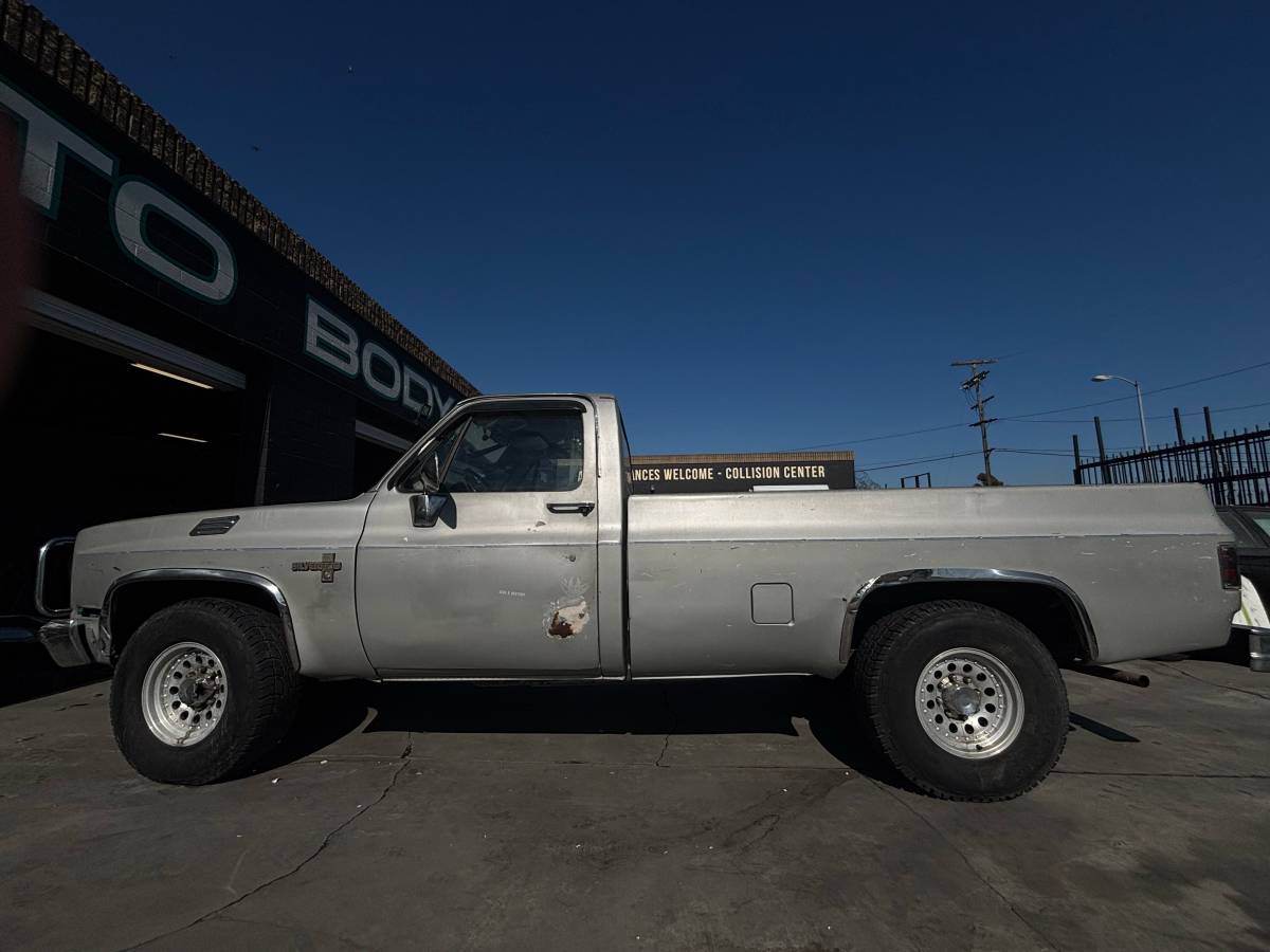 Chevrolet-c-20-silverado-1985-grey-4