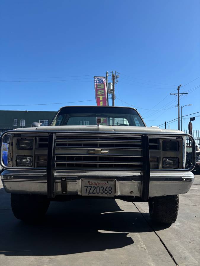 Chevrolet-c-20-silverado-1985-grey