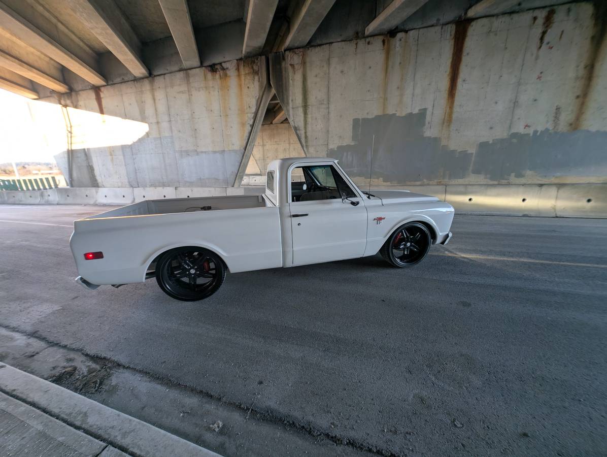 Chevrolet-c10-1967-white-2