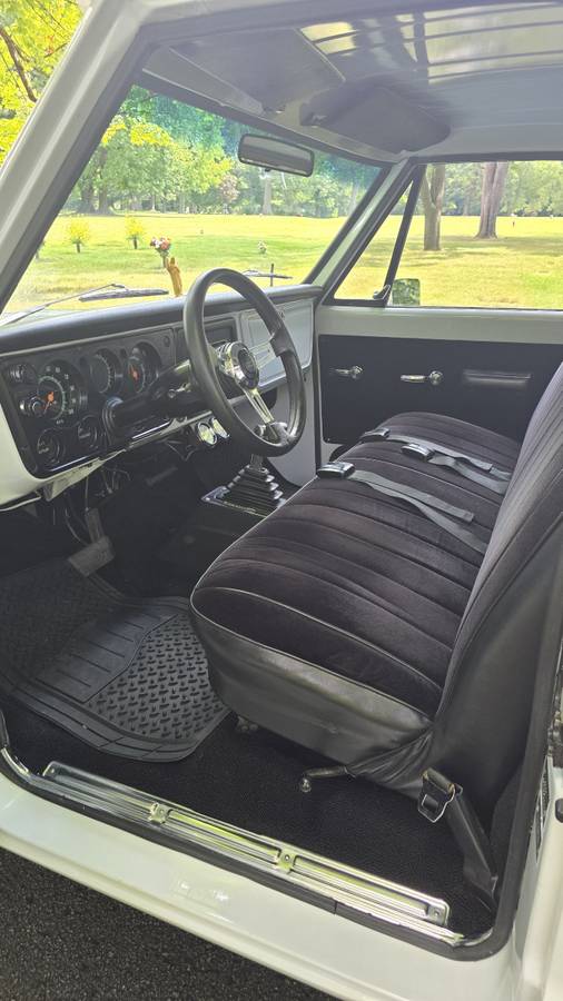 Chevrolet-c10-1968-white-17