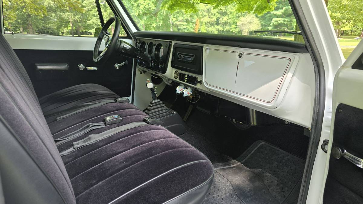 Chevrolet-c10-1968-white-23