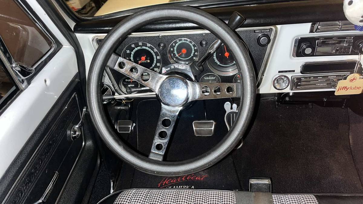 Chevrolet-c10-1972-white-15