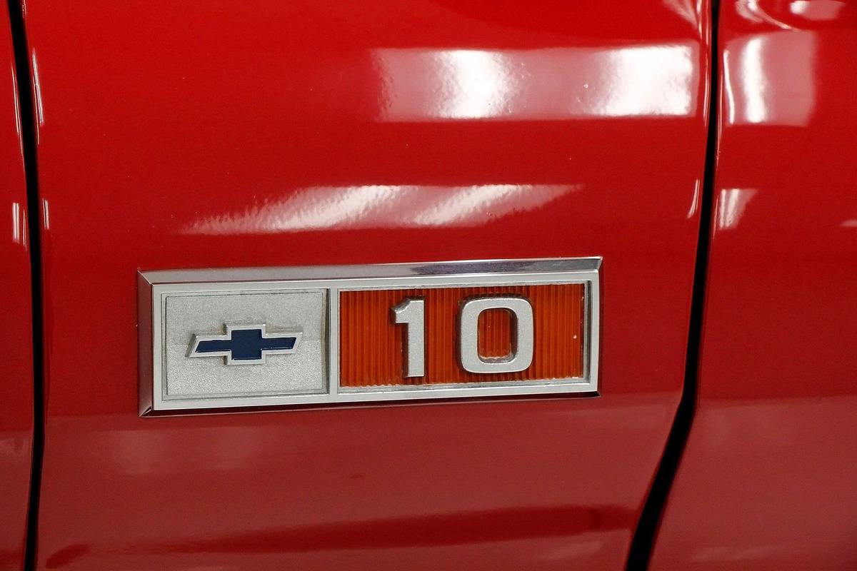 Chevrolet-c10-pickup-1965-red-8