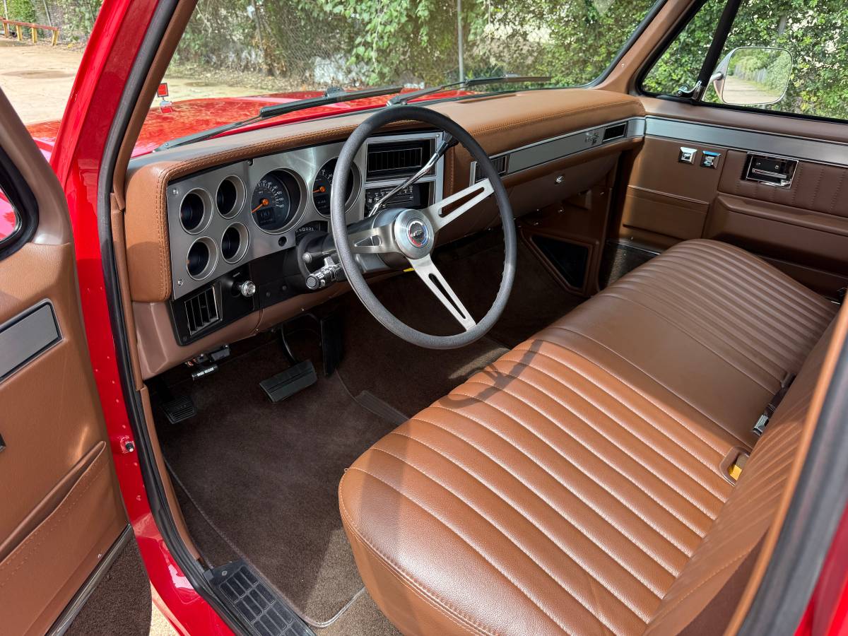 Chevrolet-c10-short-bed-1985-red-12