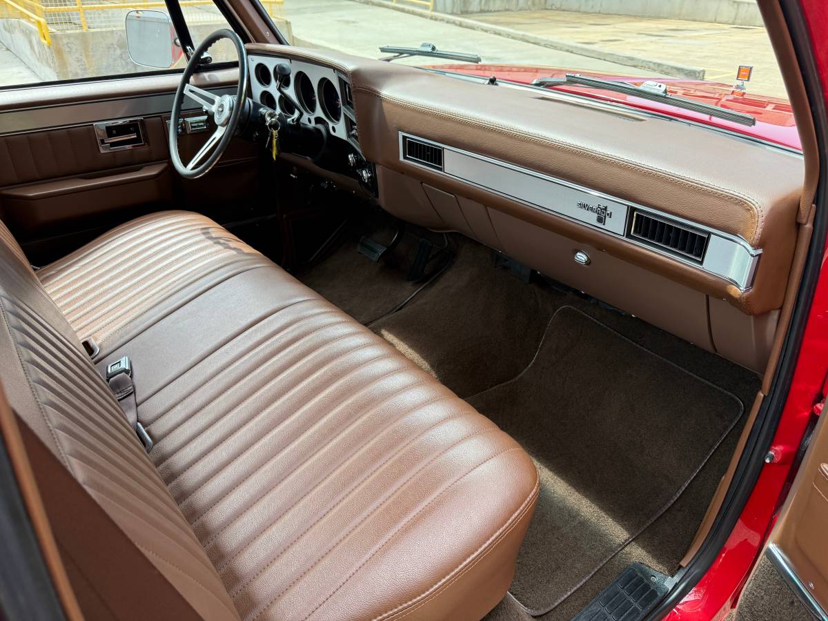 Chevrolet-c10-short-bed-1985-red-13