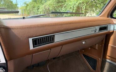 Chevrolet-c10-short-bed-1985-red-15