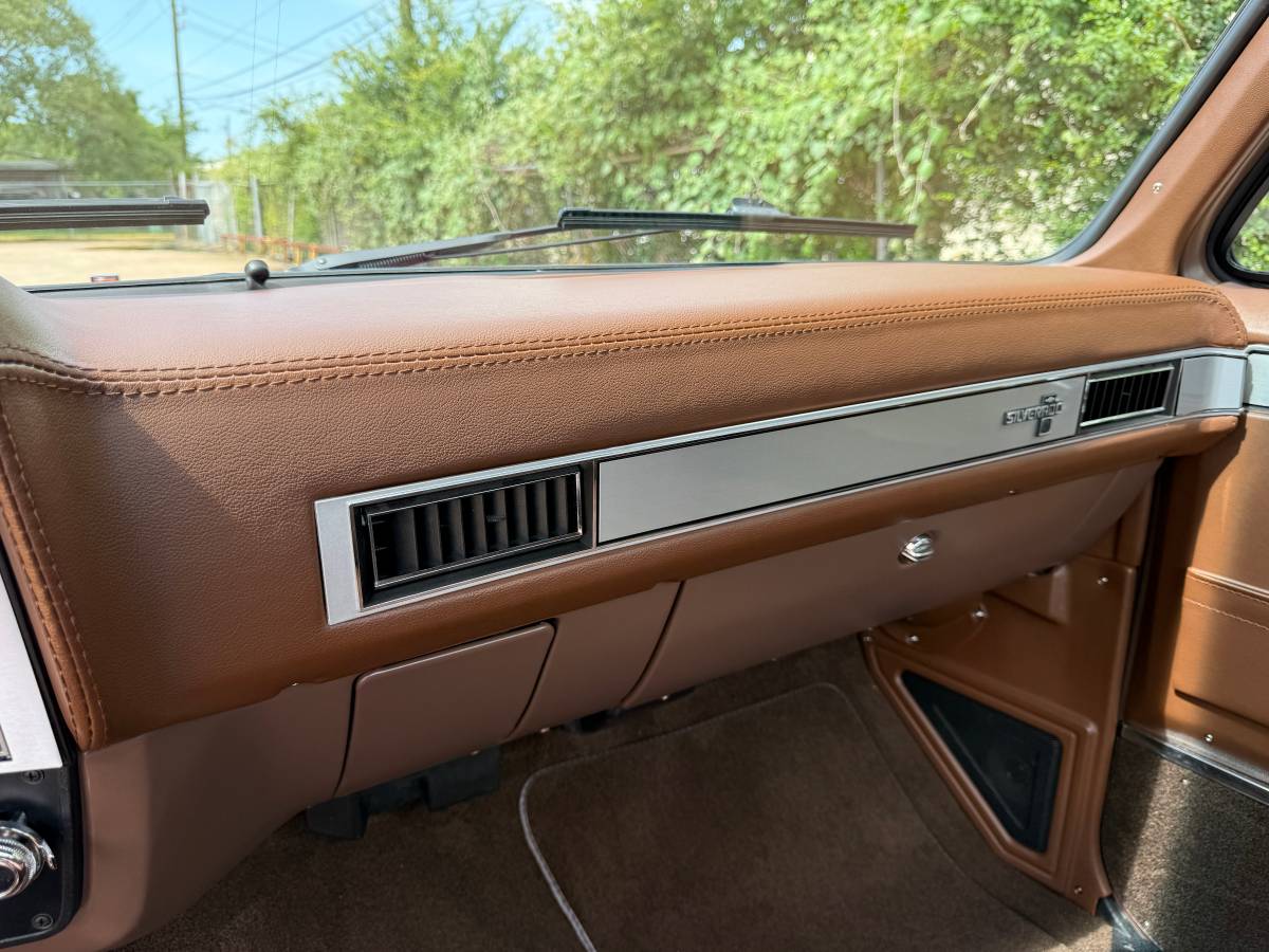 Chevrolet-c10-short-bed-1985-red-15