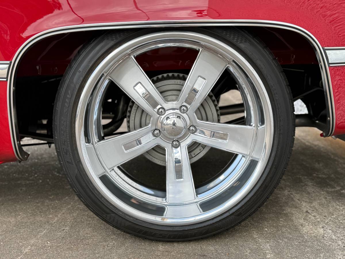 Chevrolet-c10-short-bed-1985-red-17