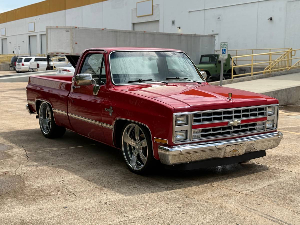 Chevrolet-c10-short-bed-1985-red-2