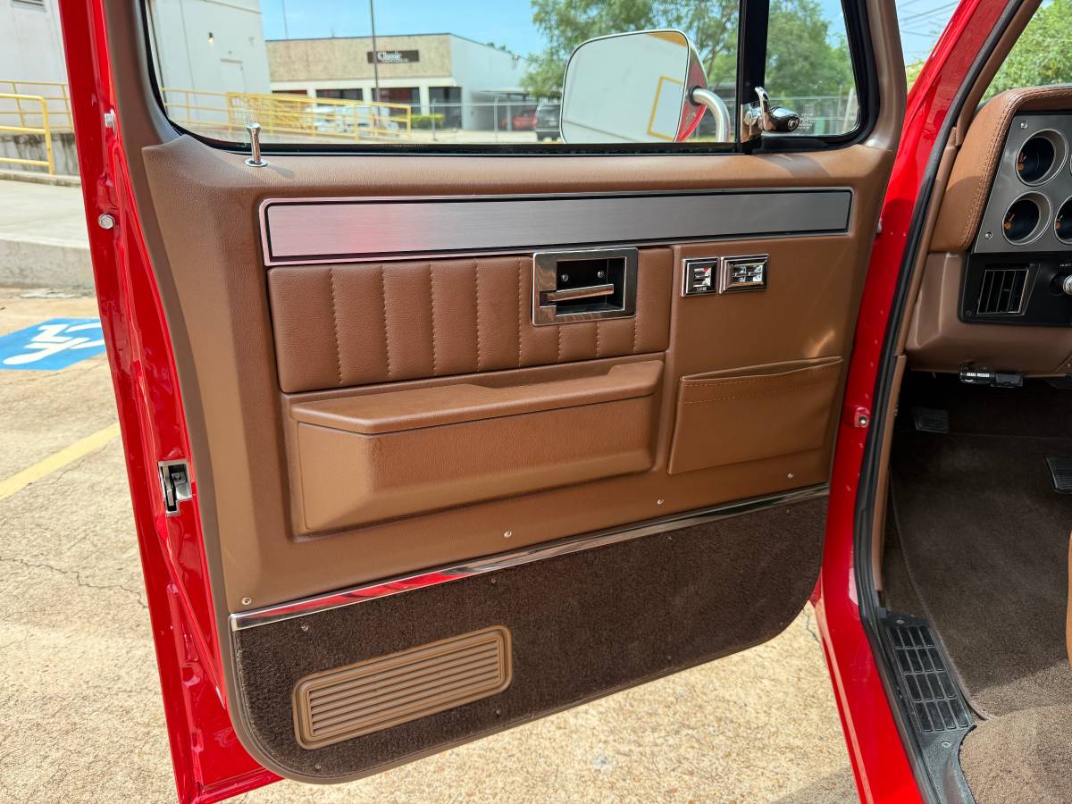 Chevrolet-c10-short-bed-1985-red-20