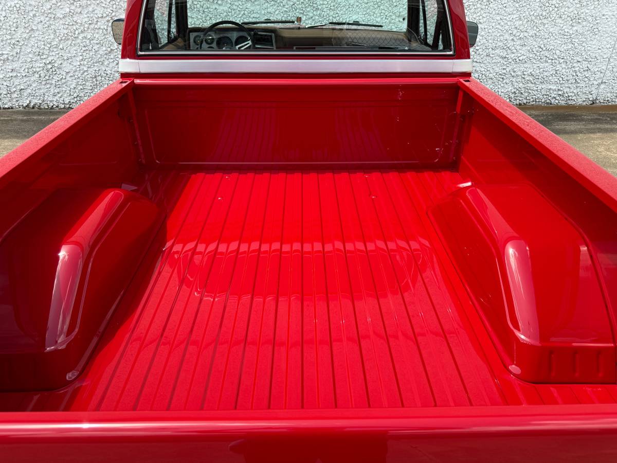 Chevrolet-c10-short-bed-1985-red-21