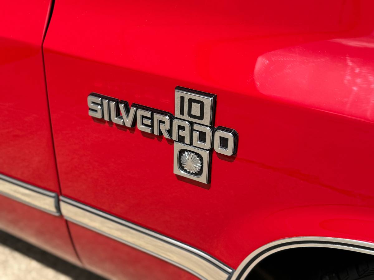 Chevrolet-c10-short-bed-1985-red-22