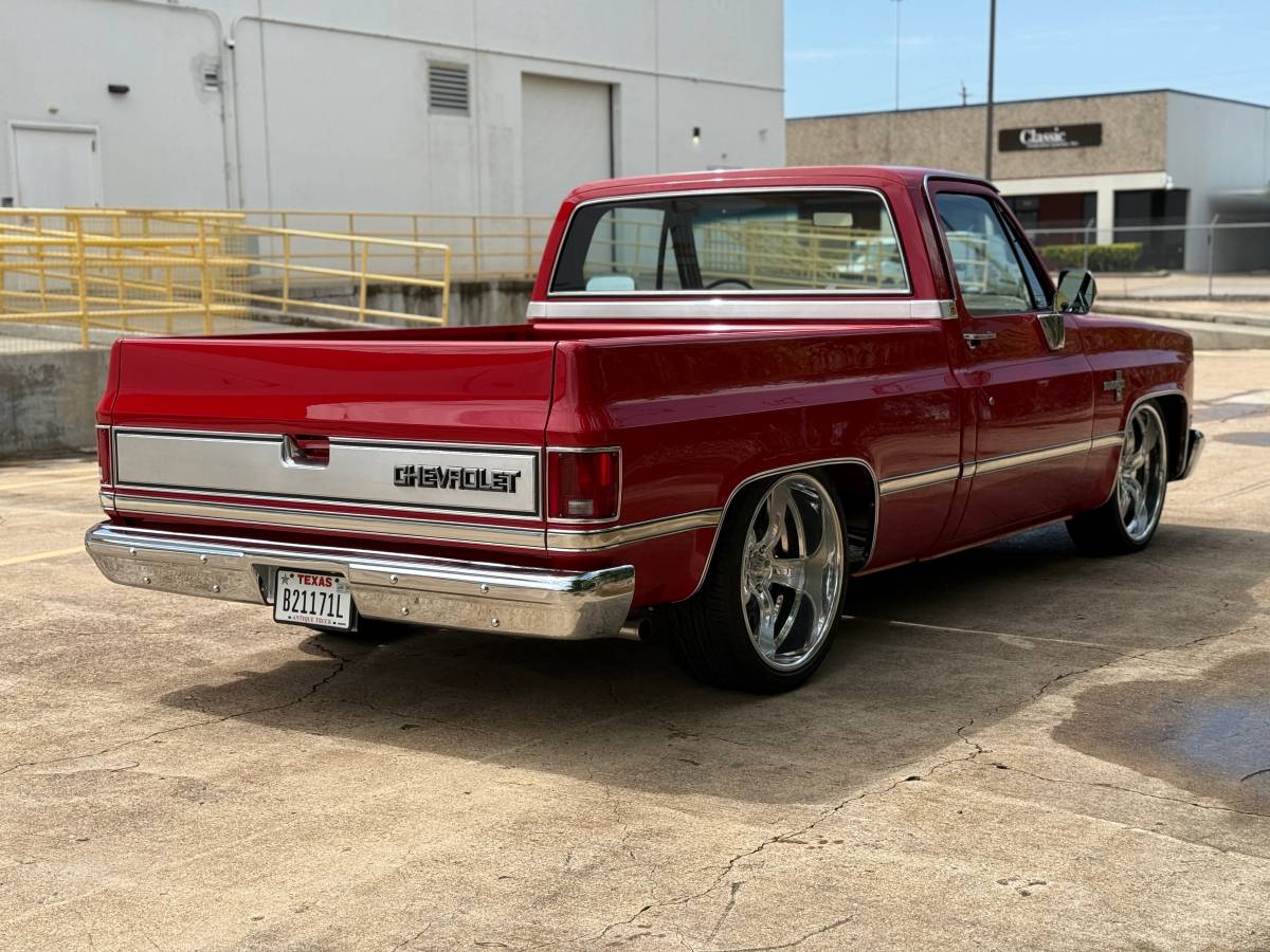 Chevrolet-c10-short-bed-1985-red-4